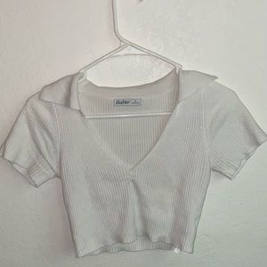 I am selling this White crop top that I got at Q-luv. It is a size small.